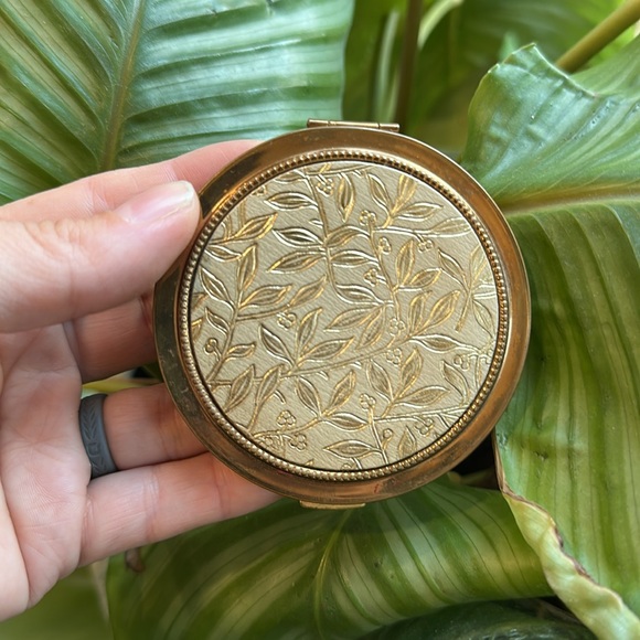 Vintage Belt Buckle Compact - Picture 4 of 4